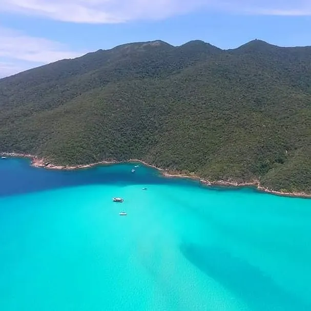 Águas cristalinas em parada do passeio de Arraial do Cabo