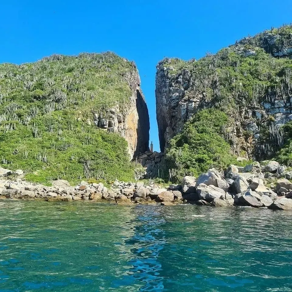 Fenda de Nossa Senhora vista durante o passeio de barco
