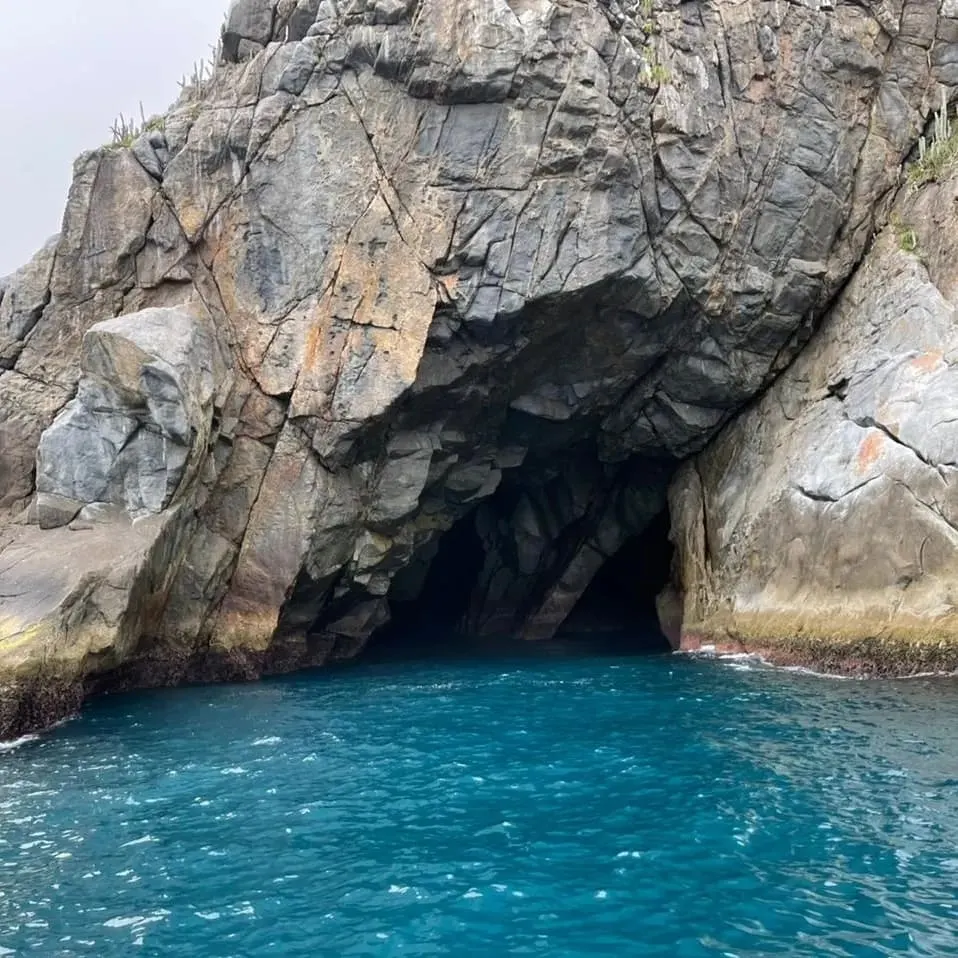 Entrada de gruta no roteiro marítimo de Arraial do Cabo
